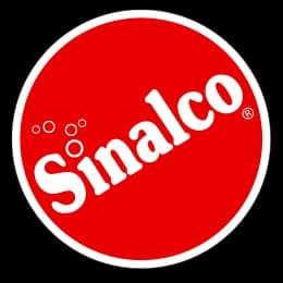 Runder roter Hintergrund mit dem Wort "Sinalco" in weißer Schrift und Bläschen.
