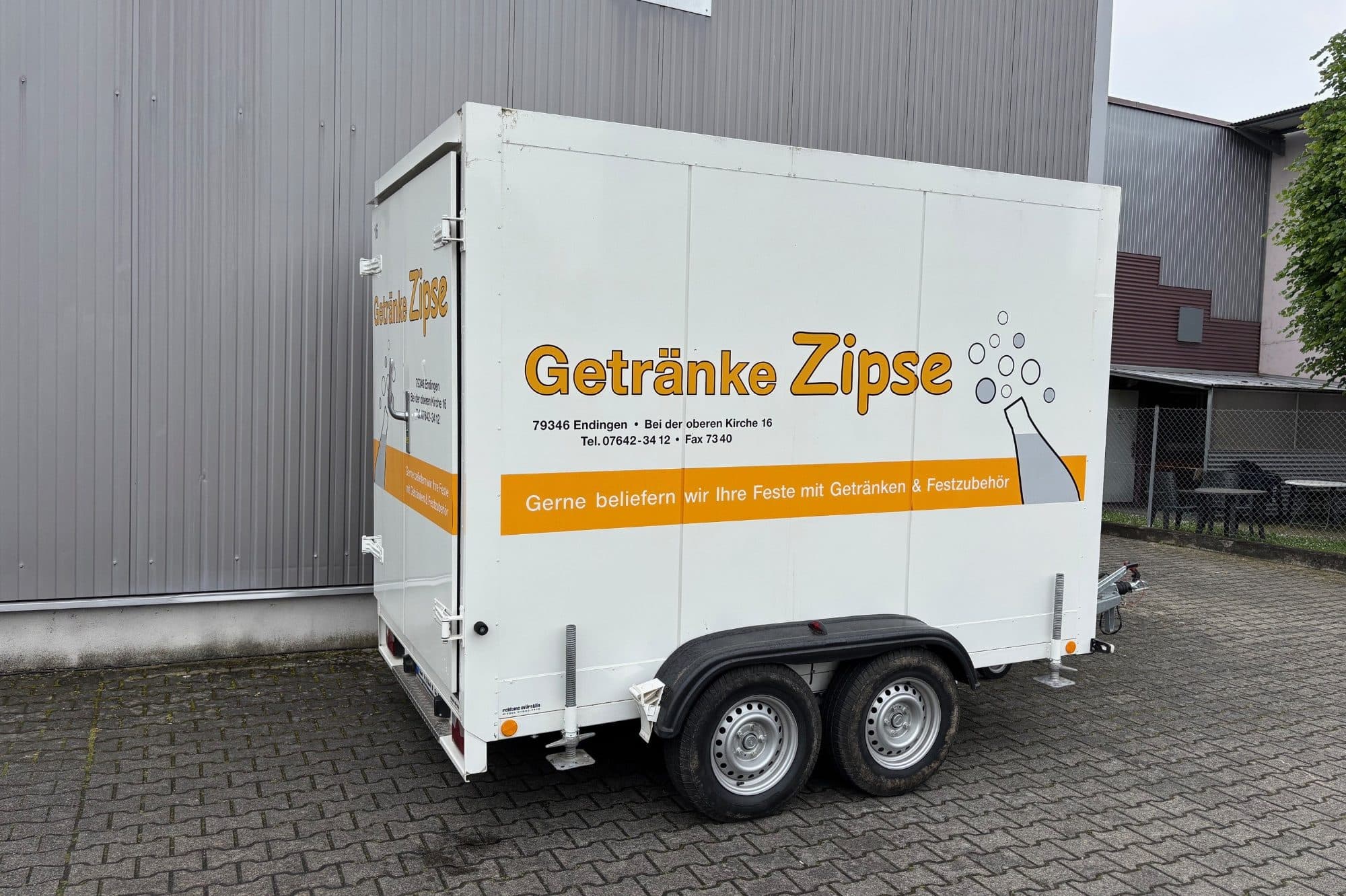 Tandem-Kühlanhänger mit Zipse-Logo.
