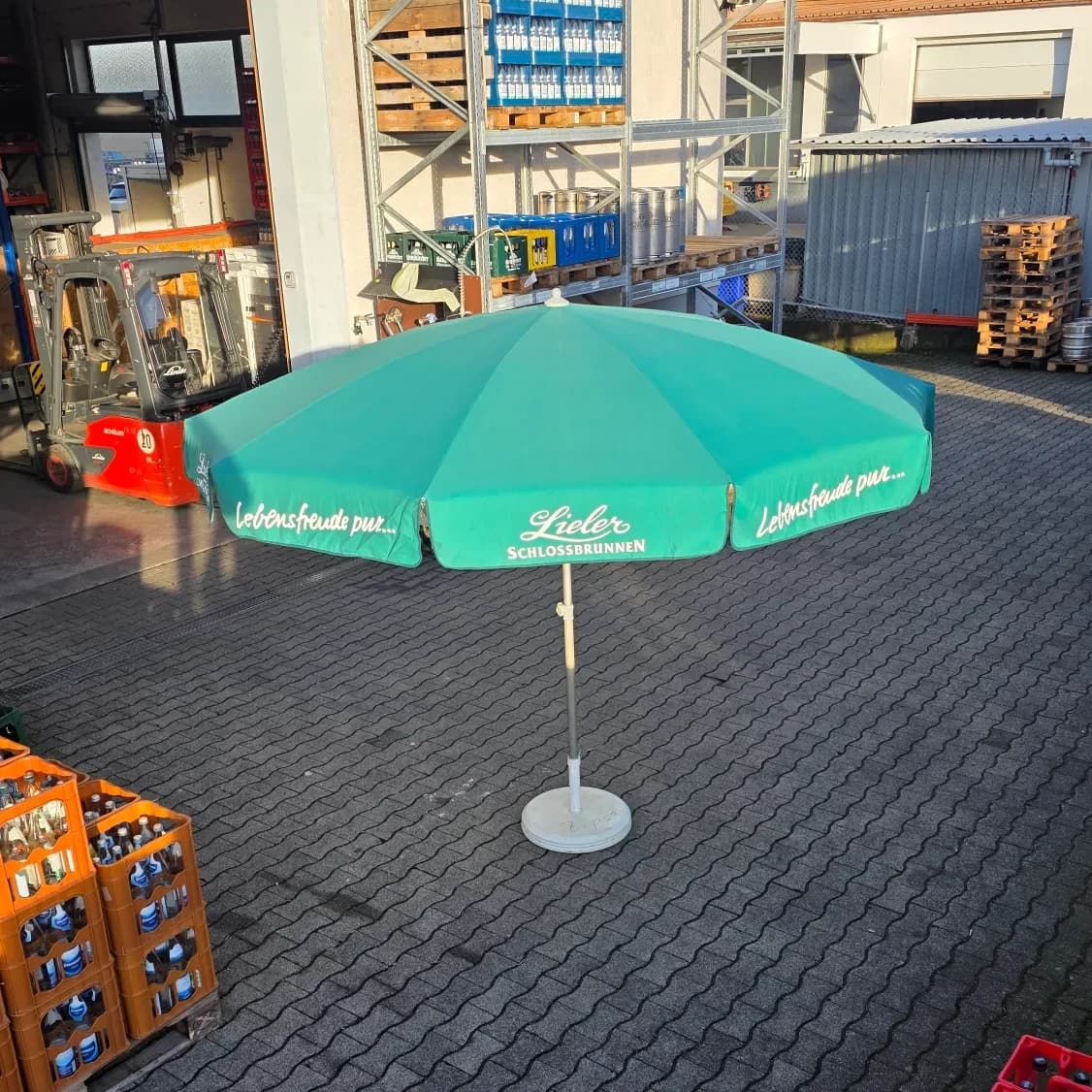 Großer Sonnenschirm mit weiter Spannweite.