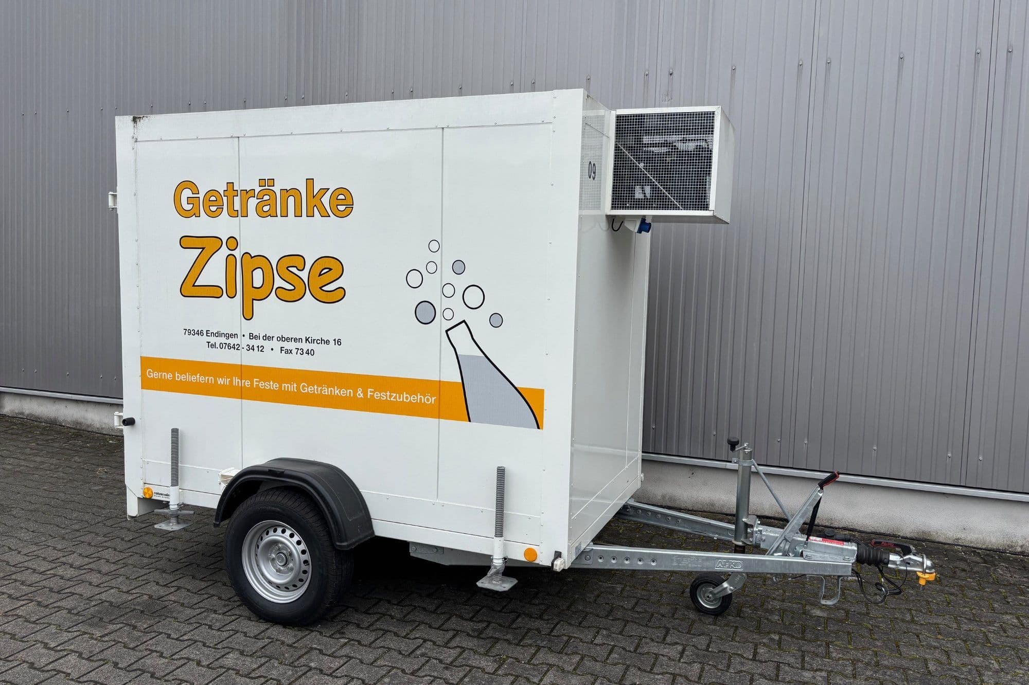 Kleiner Kühlanhänger mit Zipse-Logo.