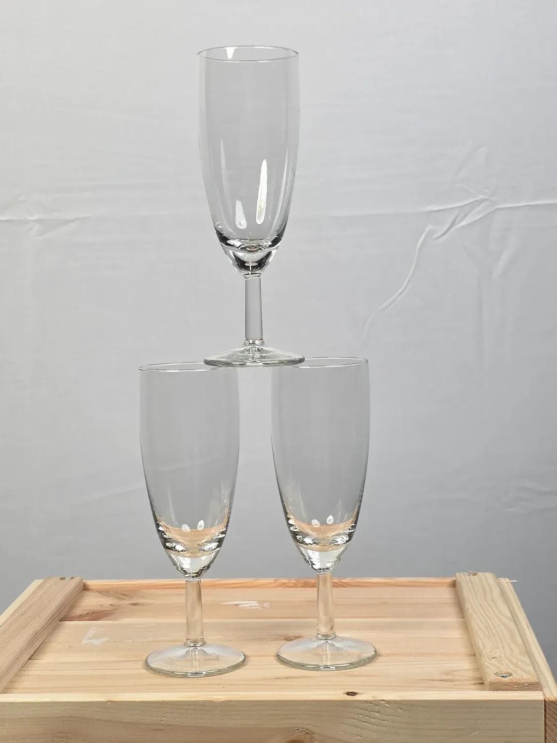 Schmales Sektglas mit langem Stiel.