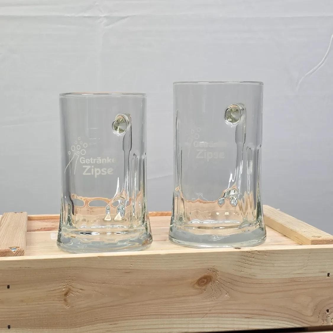 Glas-Bierkrug mit Henkel.